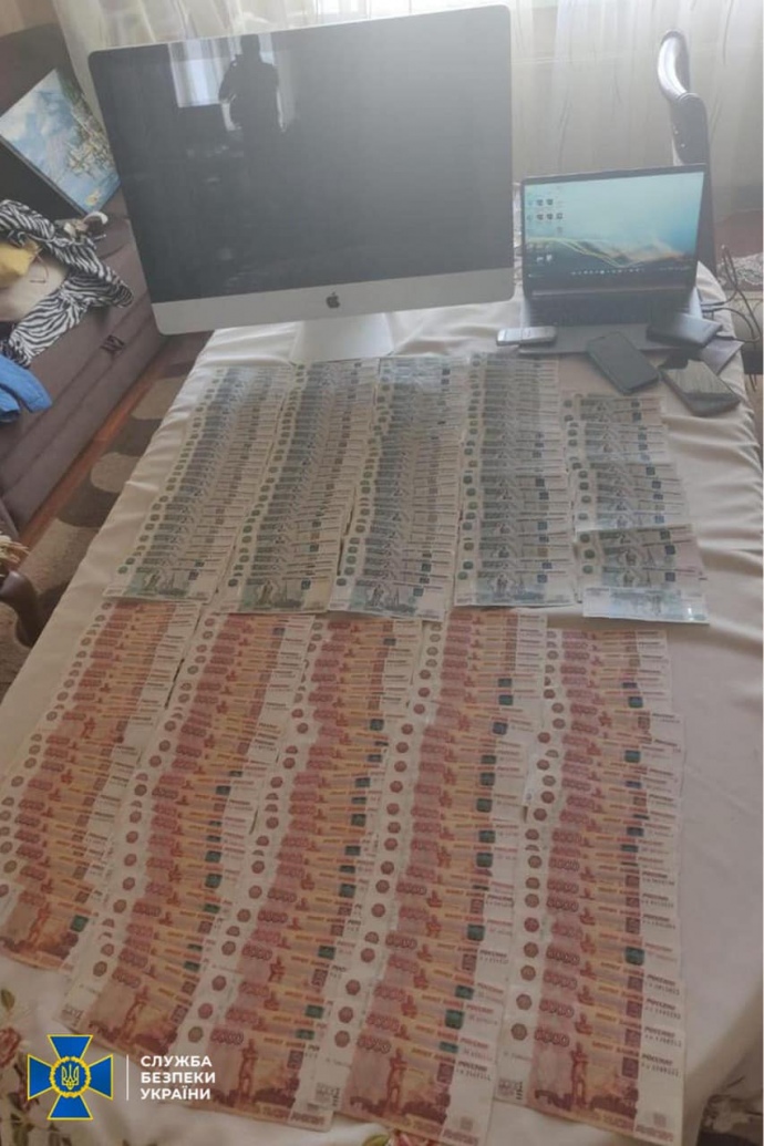 Вилучені рублі та ноутбуки колаборанти, які знайшли під час обшуку