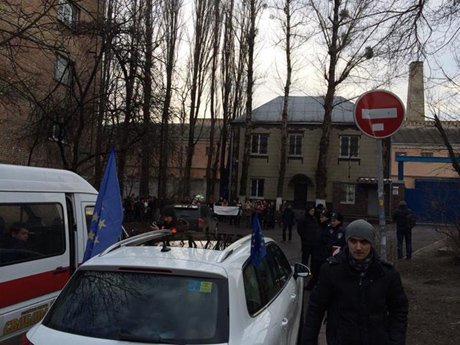 Активісти з колядниками приїхали під Лукянівське СІЗО. Фото Дмитра Булатова