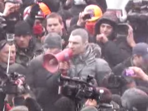 Кличко облили з порошкового вогнегасника Кличко облили з порошкового вогнегасника