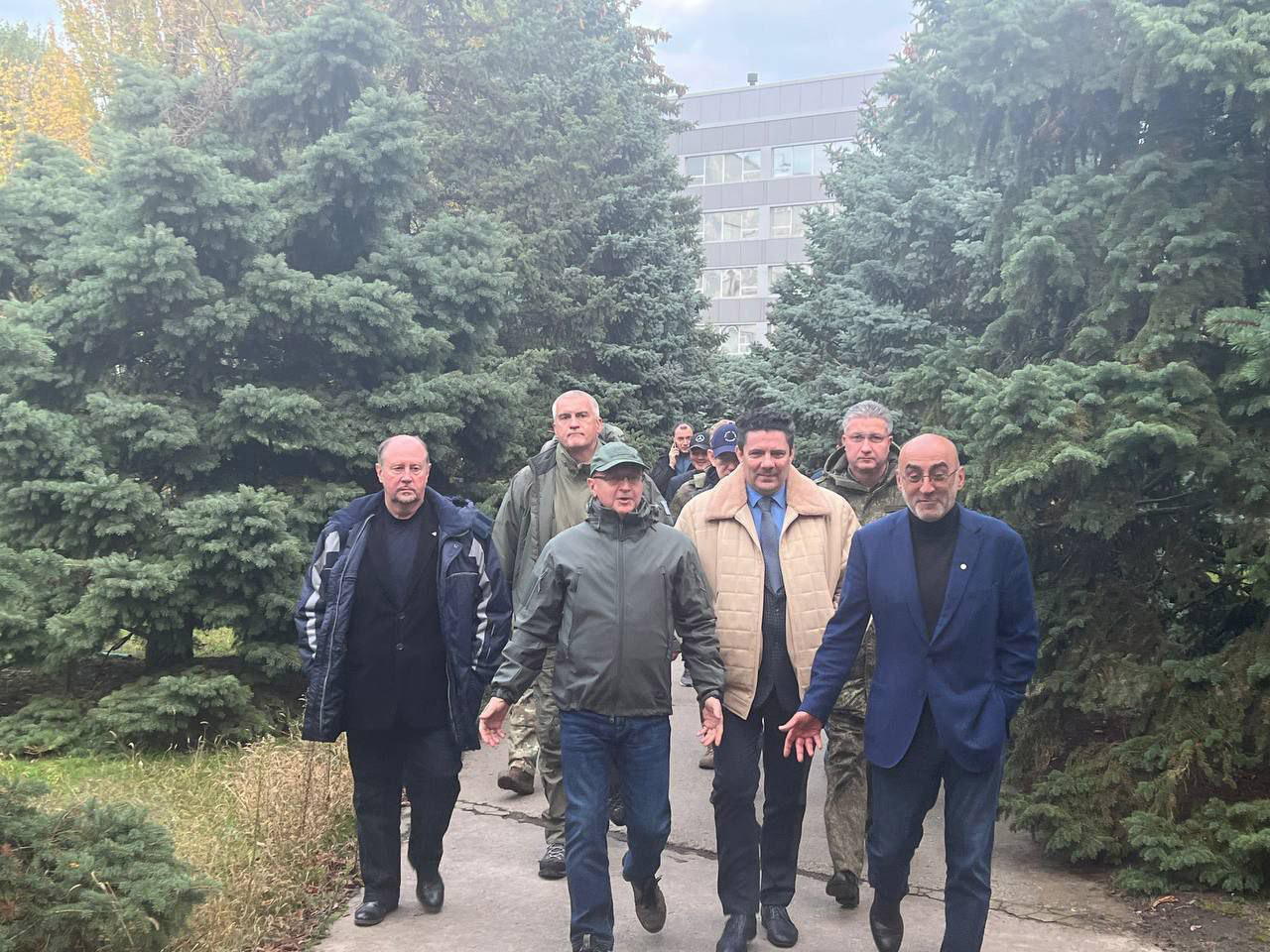 Головний інженер ЗАЕС Юрій Чернійчук (в центрі з краваткою) перейшов на сторону окупантів та очолив станцію