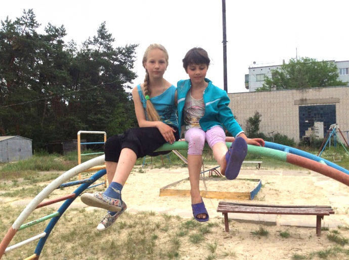 Дана почала ходити до школи, а Аліна закінчила четвертий клас