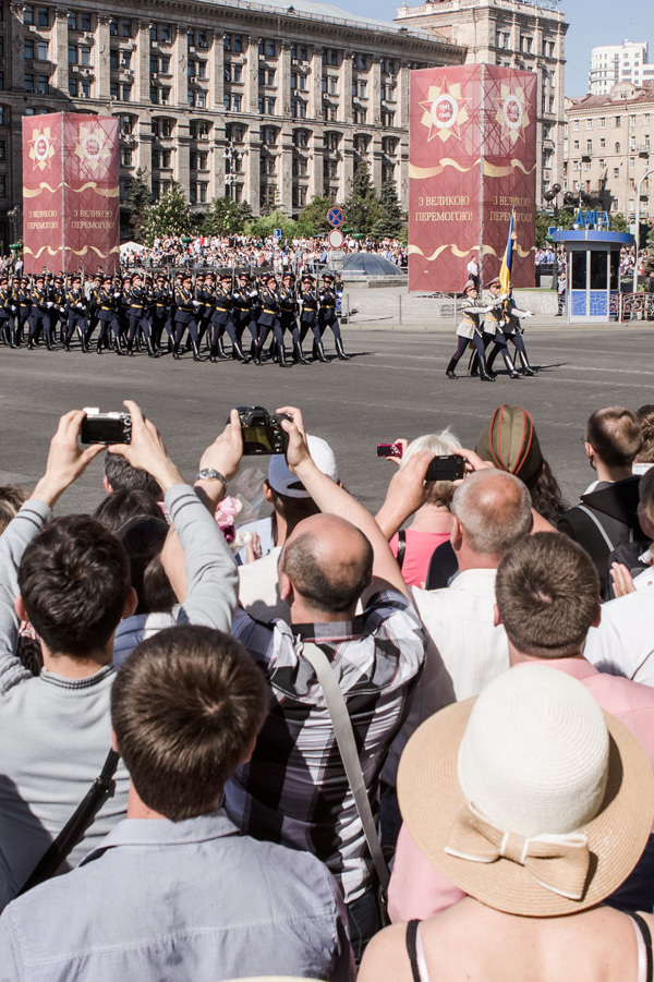 Охочих подивитися парад давно вже не стільки як колись. Та й сам парад вже давно більше нагадує не демонстрацію сили, а профанацію Охочих подивитися парад давно вже не стільки як колись. Та й сам парад вже давно більше нагадує не демонстрацію сили, а профанацію