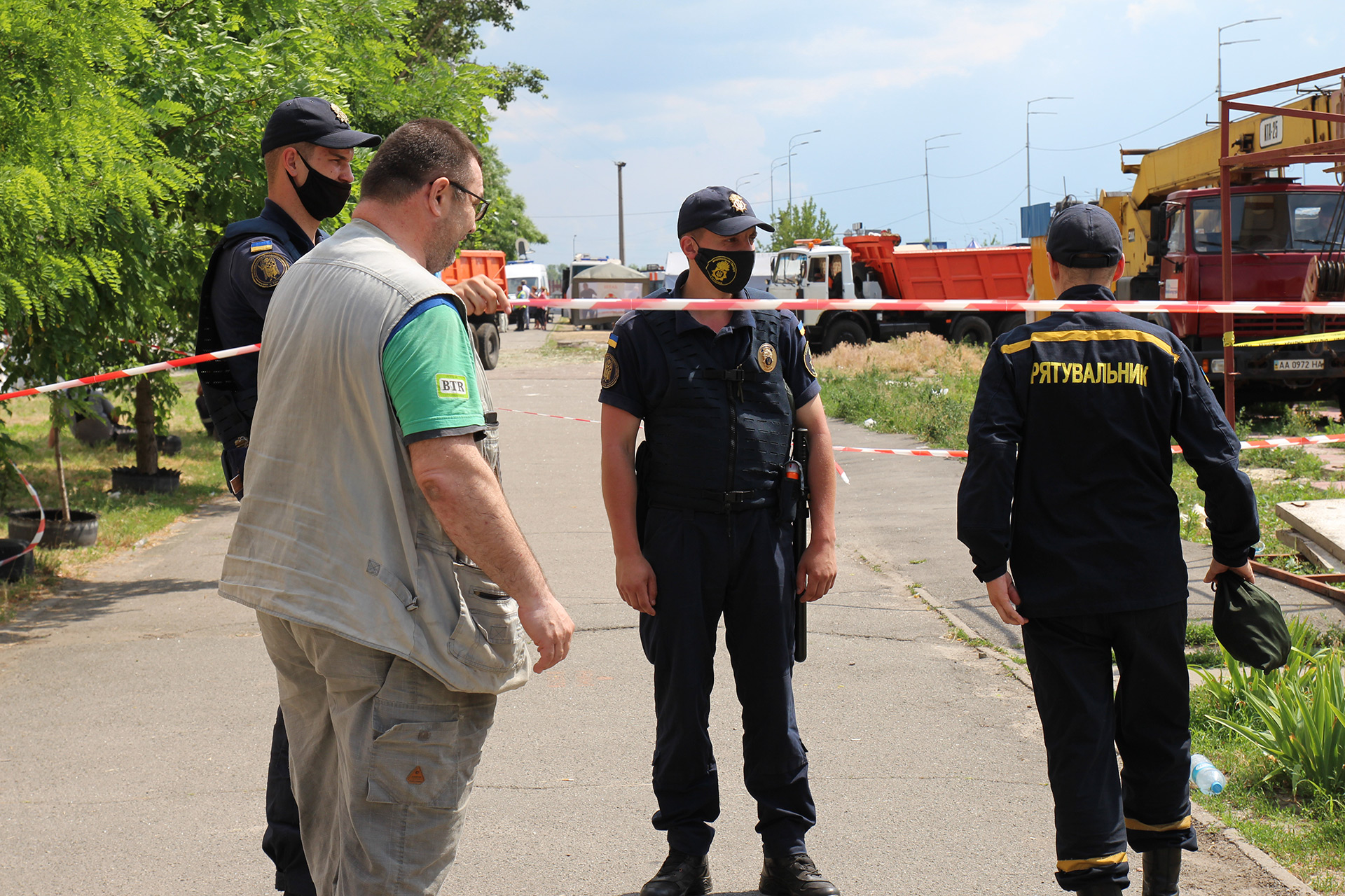 За оцепление пускали только жителей дома на Григоренко, 41, чтобы они могли забрать самые необходимые вещи. Первую ночь люди жили у друзей и знакомых 