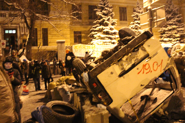 Нові Барикади на Грушевського, навпроти Парламентської бібліотеки Нові Барикади на Грушевського, навпроти Парламентської бібліотеки