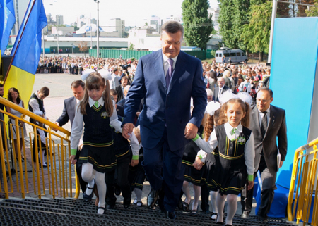 Янукович на торжествах 1 сентября. Фото пресс-службы президента Янукович на торжествах 1 сентября. Фото пресс-службы президента