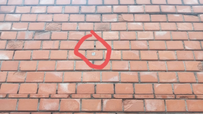 Мітка на стіні одного з представництв у Києві