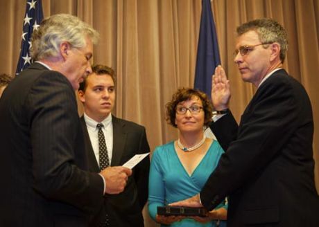 Церемонія приведення до присяги посла Пайєтта. Справа наліво: заступник держсекретаря Вільям Бьорнс, Вільям Пайєтт (син), Мері Пайєтт (дружина), посол Джеффрі Р. Пайєтт Церемонія приведення до присяги посла Пайєтта. Справа наліво: заступник держсекретаря Вільям Бьорнс, Вільям Пайєтт (син), Мері Пайєтт (дружина), посол Джеффрі Р. Пайєтт