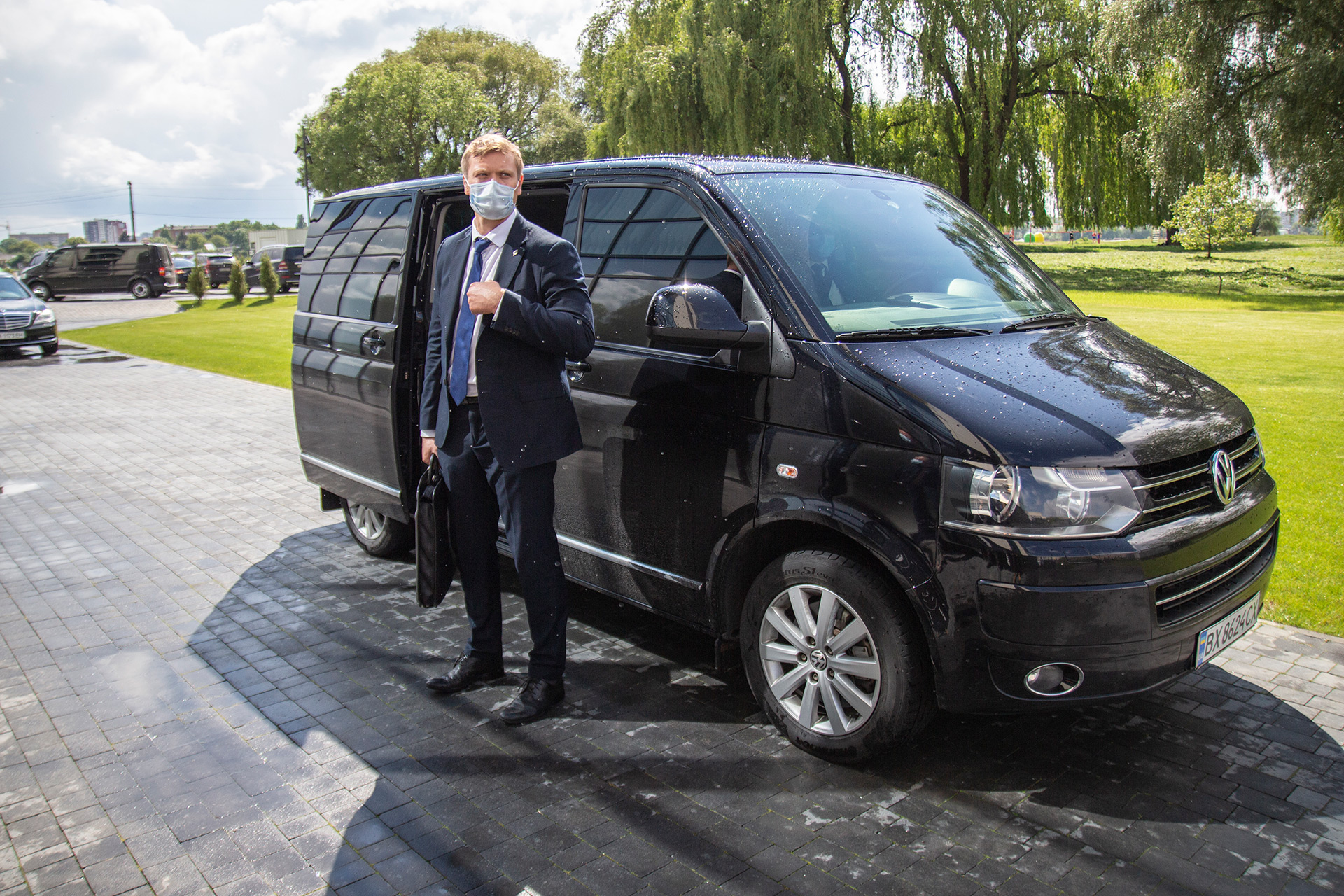 На мікроавтобусах, які перевозять президента, встановлені посилені двигуни