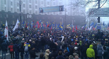 Колонна оппозиции под Кабмином. Фото с Facebook Сергея Гришина