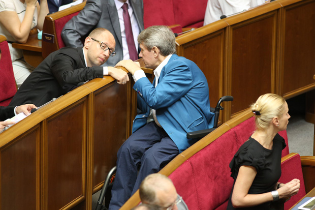 Лідер фракції Батьківщина Арсеній Яценюк приїхав їх моря загорілий Лідер фракції Батьківщина Арсеній Яценюк приїхав їх моря загорілий