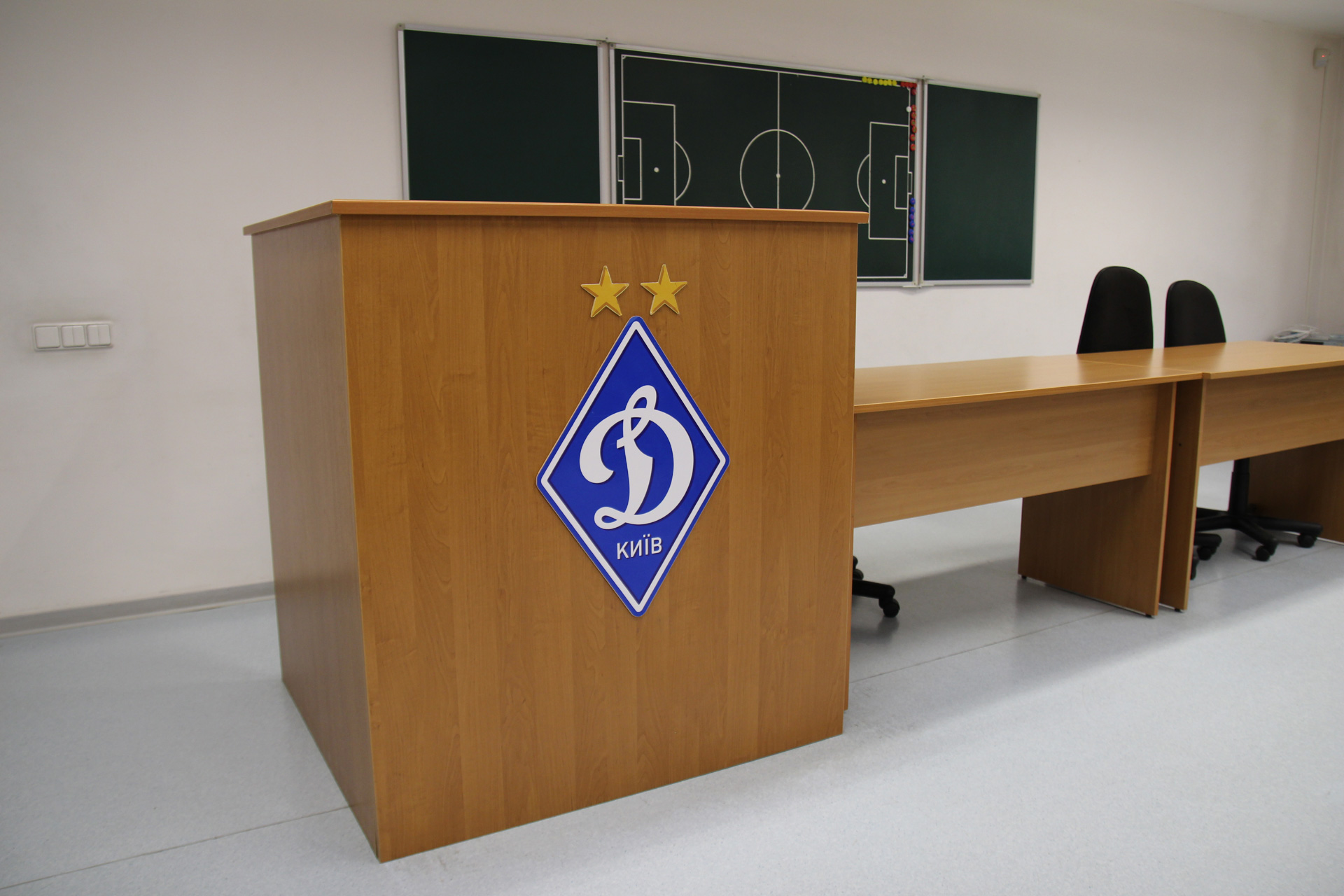 Тренеры признаются, что учатся будущие футболисты похуже чем играют.