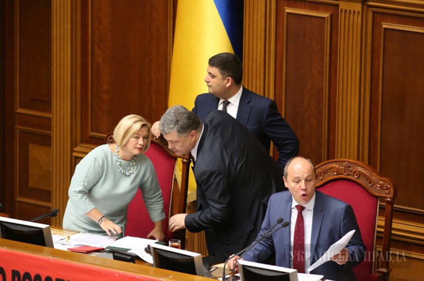 Команда Порошенка протиснула зміни до Конституції