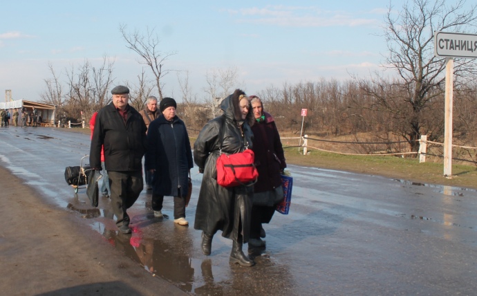 Якщо переселенець відсутній за зареєстрованою адресою, він має ще три дні, що перетнути КПВВ і пройти ідентифікацію в управлінні соцзахисту