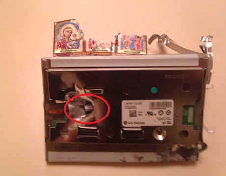 Куля, що застрягла в навігаторі. Фото Запоріжжя. Коментарі