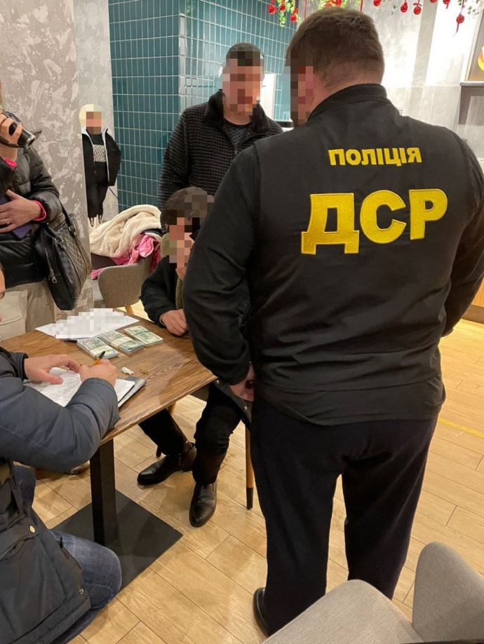 Задержание депутата в кафе после получения взятки