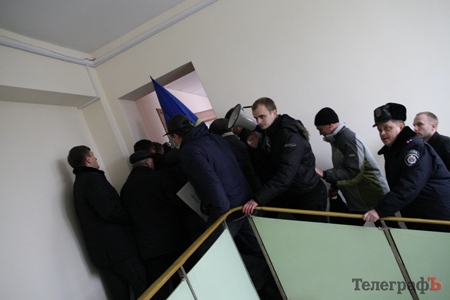 У Кременчуці люди увірвалися на сесію райради