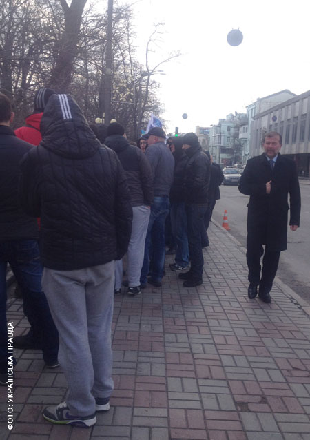 Балога йде до Верховної Ради крізь натовп молодиків. Фото УП