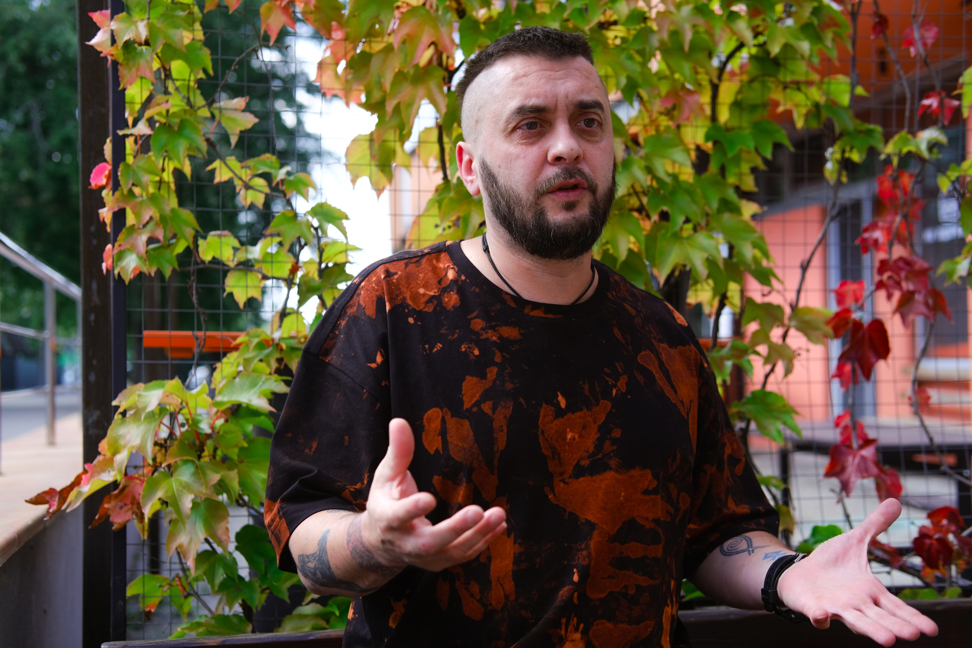 У березні 2022-го Каданов зі своїм напарником везли зв'язаних скотчем диверсантів, які знімали сховище на Салтівці. Їх передали