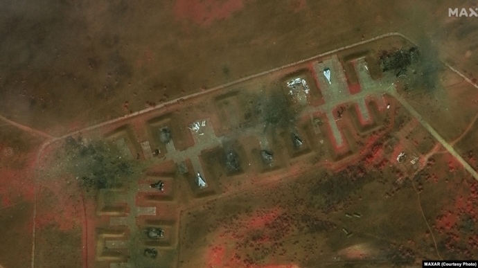 Инфракрасный спутниковый снимок военного аэродрома в Новофедоровке 10 августа 