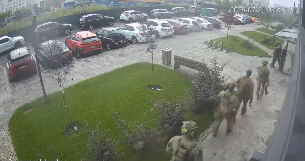 Співробітники СБУ прямують на обшуки у одного зі співробітників НАБУ