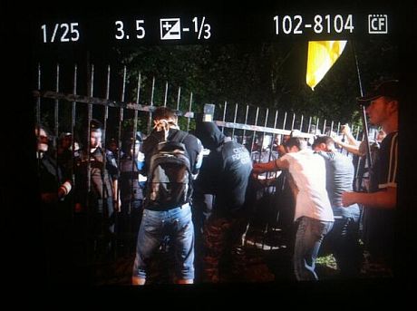 Процесс восстановления забора. Фото: Мустафа Найем