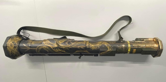 - Вже відстріляний шведський одноразовий ручний протитанковий гранатомет AT4. 