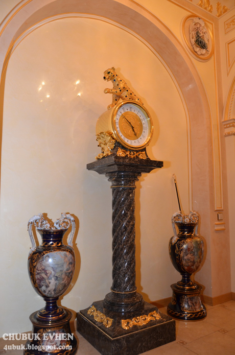 Також - витворів мистецтва, нагород, зброї і витворів мистецтва