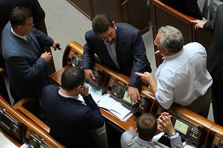 Регіонал Гєллер кнопкодавить за свого колегу Калюжного 