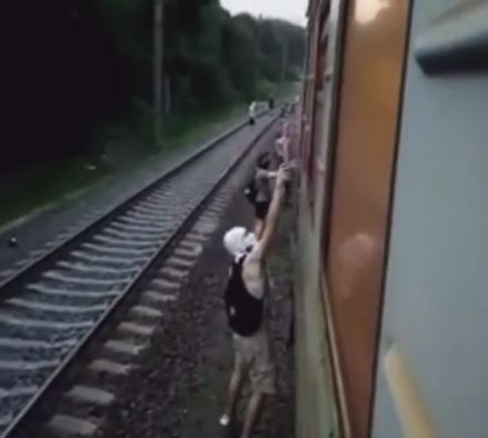 Хулиганы остановили и обрисовали электричку 