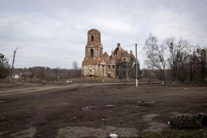 Центр села Юнаківка в березні 2025 року. На фото – стародавня Різдво-Богородицька церква, реставрацію якої зупинили через війну