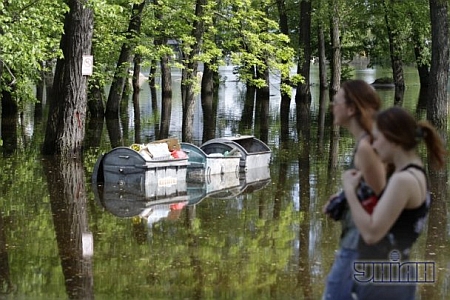В Киеве затопило Гидропарк. Фото УНИАН В Киеве затопило Гидропарк. Фото УНИАН