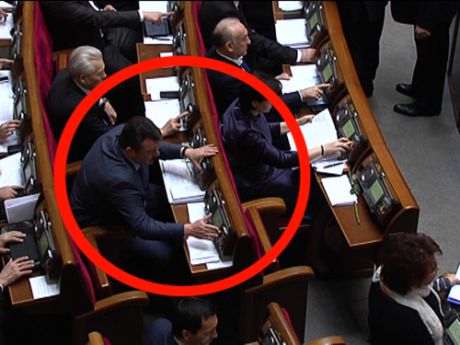 Регіонал Кузьмук голосує за колегу Олександра Біловола Регіонал Кузьмук голосує за колегу Олександра Біловола