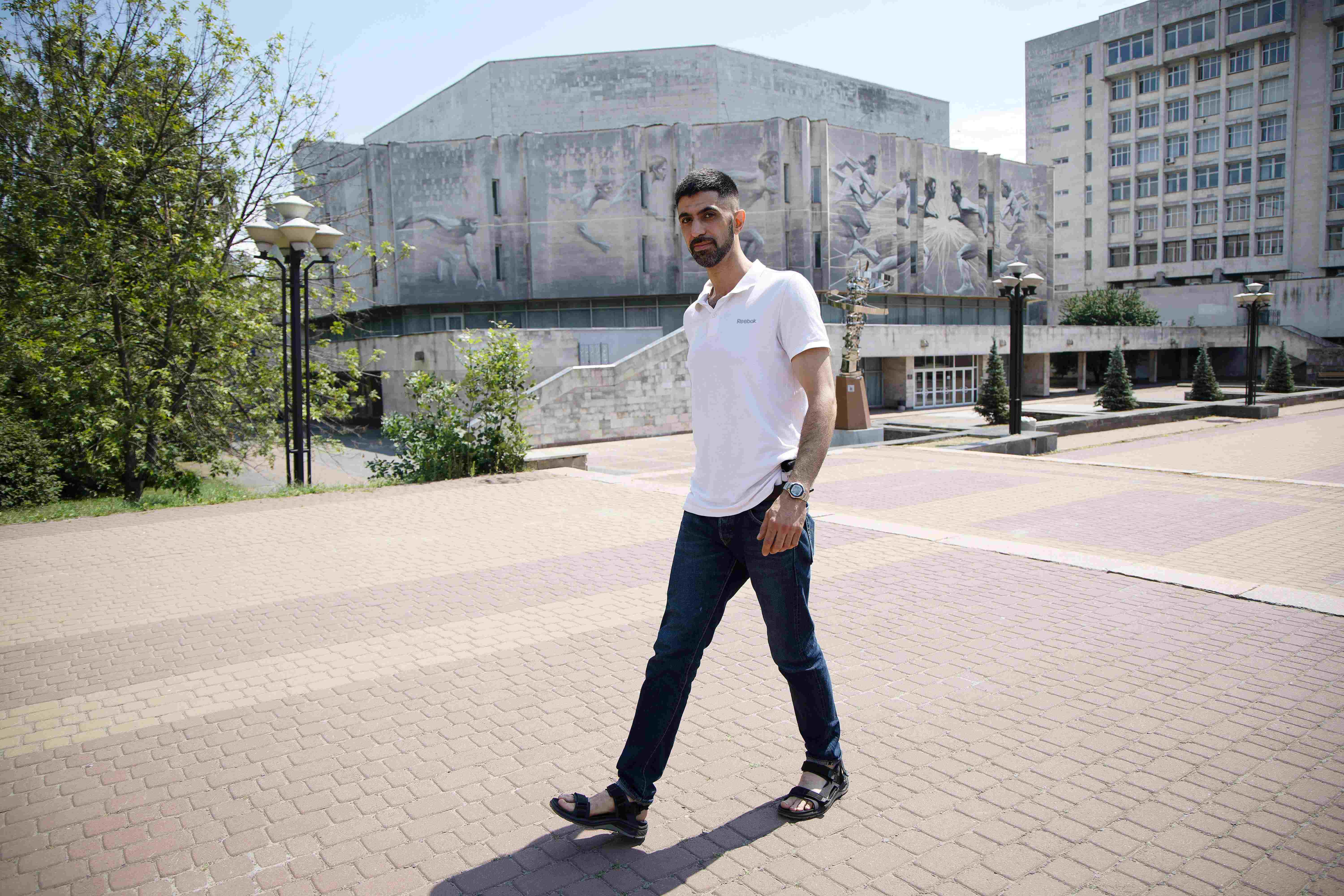 Масуд: В Ірані місцями спека 50 градусів. Люди вдень сидять у підвалі, а надвір виходять уночі. Нинішньому режиму в Ірані треба, напевно, запропонувати зняти чалму та провітрити голову. Може, тоді з ними Україна зможе нормально поспілкуватися