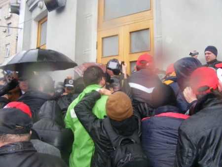 У облраду намагаються увірватися активісти, Черкаси