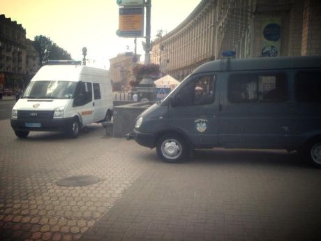 Митинг против милиции стережет милиция Митинг против милиции стережет милиция