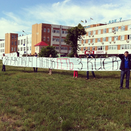 Демальянс готовится встретить Януковича на Богатырской. Фото Сергея Лещенко Демальянс готовится встретить Януковича на Богатырской. Фото Сергея Лещенко