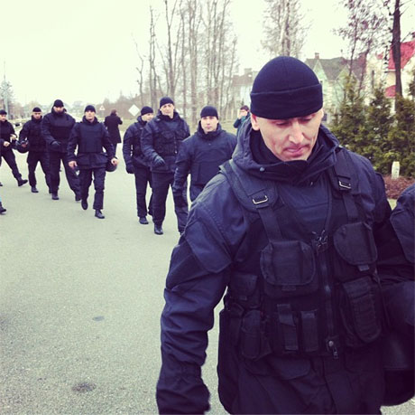 Невідомі в чорному. Фото Сергія Лещенка, УП Невідомі в чорному. Фото Сергія Лещенка, УП