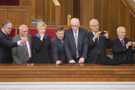 Регіонали фотографують блокування Ради