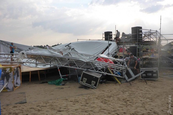 Место проведения фестиваля после бури. Фото 