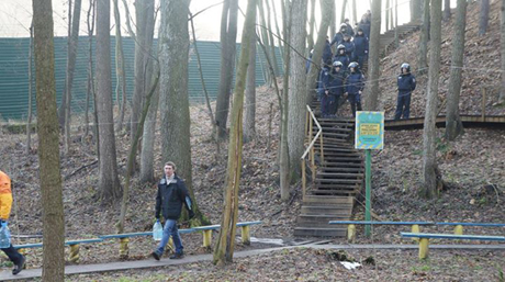 Возле колодца, где состоялся молебен - милиция. Фото Анатолия Балюка Возле колодца, где состоялся молебен - милиция. Фото Анатолия Балюка