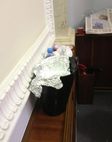 Арьев утверждает, что депутаты выпивали на рабочем месте Арьев утверждает, что депутаты выпивали на рабочем месте