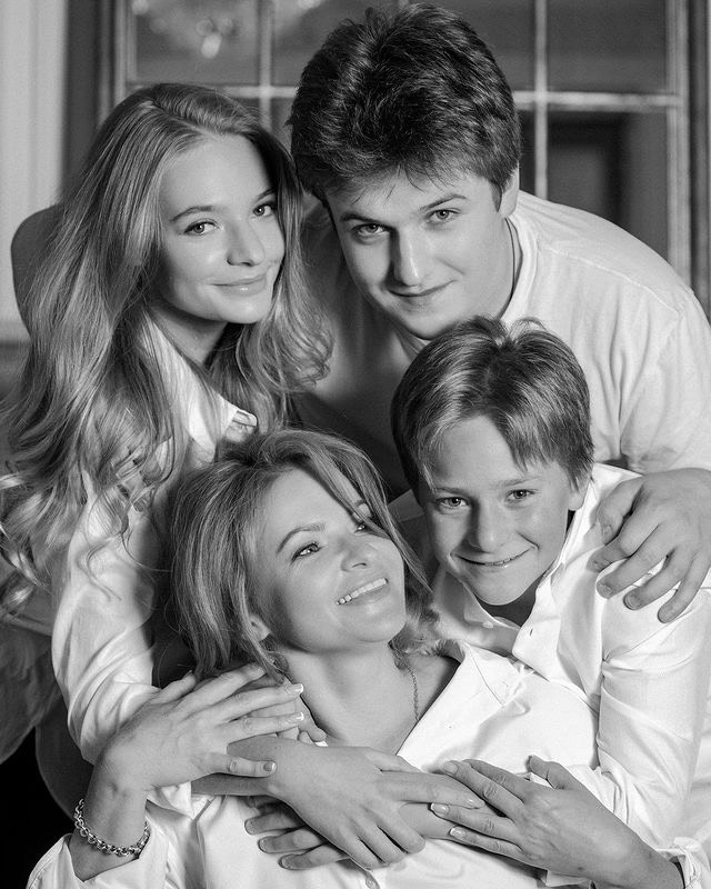 Солоцинская с детьми Пескова