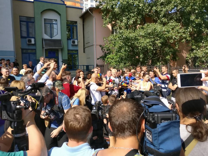 Шабунін спілкується з журналістами на виході з поліції