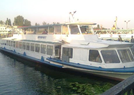 На пассажирский теплоход Арарат зашли русские с требованием снять герб и флаг Украины