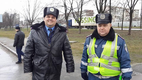 Цей майор міліції обїжджає пости ДАІ і наказує зупиняти Автомайдан‬. З ним двоє знімають на відео номери машин. Фото Азада Сафарова