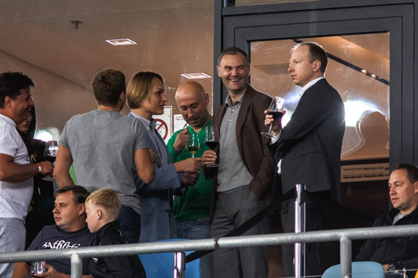 Мміністр фінісів Юрій Колобов. Мміністр фінісів Юрій Колобов.