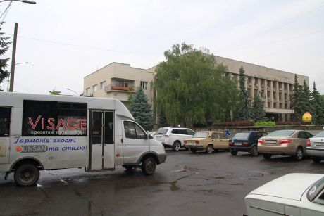 Один зі спецавтобусів очікує під мерією на чиновників для мітингу Партії регіонів Один зі спецавтобусів очікує під мерією на чиновників для мітингу Партії регіонів