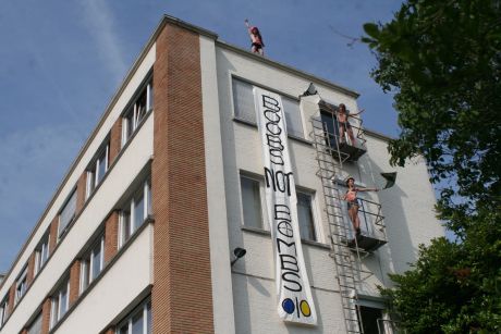 Femen штурмовали украинские посольства в европейских столицах Femen штурмовали украинские посольства в европейских столицах