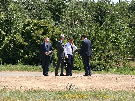 Головні силовики Донецької області охороняли Януковича на цвинтарі Головні силовики Донецької області охороняли Януковича на цвинтарі