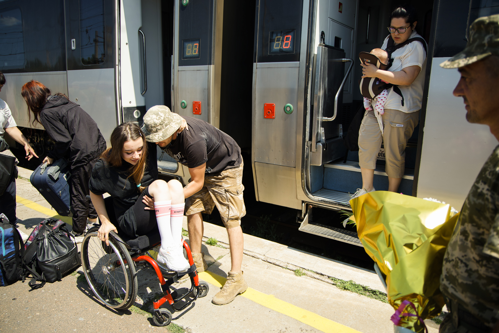 «Ми потребуємо дива, потребуємо льодяників надії, / дотиків радості, променів, що пробивають темряву» (Сергій Жадан)